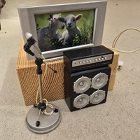 sølvfarvet-fladskærm-sort-sølv-højtaler-mikrofon-på-stativ-miniature-dukkehus-indretning